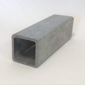 Ett varmförzinkat KKR-rör enligt standard EN10305-5 med skyddande ytskikt, levererat av Huddinge Stål för utomhusbruk och korrosionsutsatta miljöer.