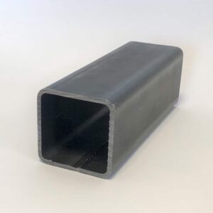 Ett fyrkantsrör av typ S355J2H eller stålkvalitet S235, med hög hållfasthet och raka hörn, tillhandahållet av Huddinge Stål för robusta stålramar och byggsystem.