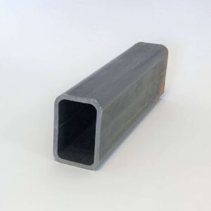 Ett rektangulärt konstruktionsrör i höghållfast stål S355J2H från Huddinge Stål, idealiskt för krävande byggapplikationer och industriell användning.