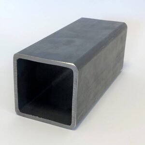 Ett fyrkantsrör av typ S355J2H, med hög hållfasthet och raka hörn, tillhandahållet av Huddinge Stål för robusta stålramar och byggsystem.