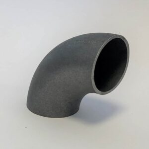 En rörböj i stål S235 med jämn, matt yta och 90-graders vinkel, används för att styra flödet i rörsystem. Produkten är levererad av Huddinge Stål och anpassad för svetsade konstruktioner.