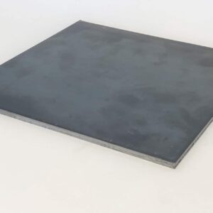 En varmvalsad S355J2 eller S235JR -plåt med hög hållfasthet och slät yta, tillhandahållen av Huddinge Stål för tyngre strukturella applikationer där krav på styrka och formbarhet förekommer.